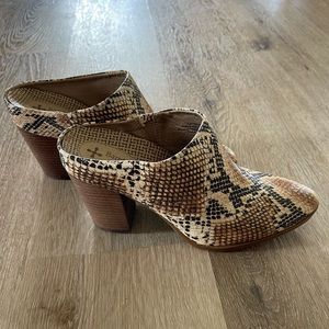 BARETRAPS Posture+ CAITEE MULES FAUX SNAKE SKIN